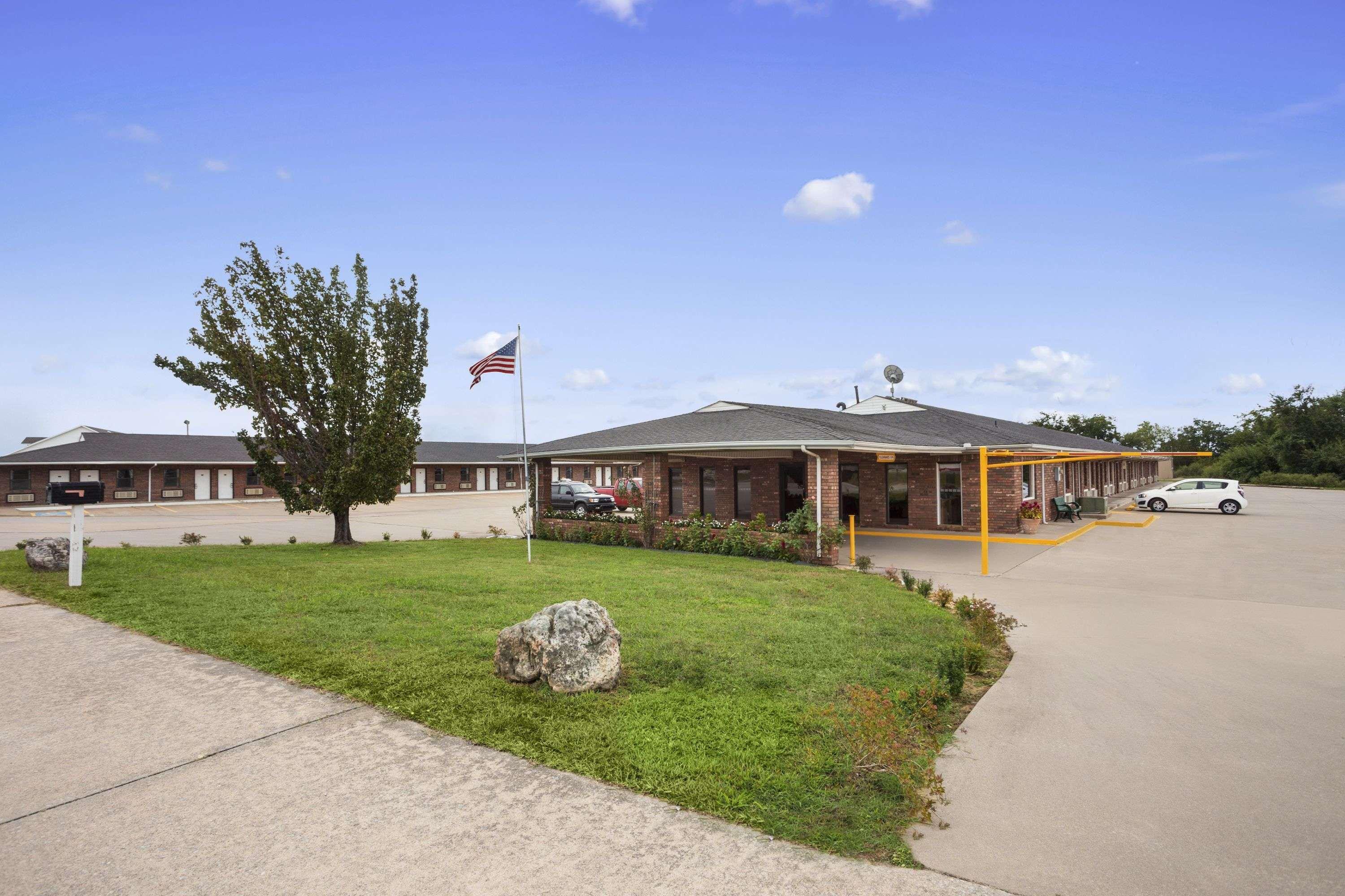 Super 8 By Wyndham Henryetta Motel Екстериор снимка
